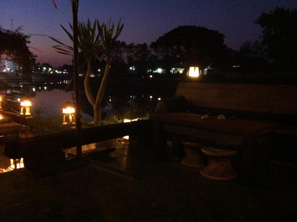 The Riverside Guest House Lampang Exteriör bild